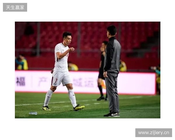 飞踹座椅染红!玉昆官方:门将教练米克尔造成恶劣影响,罚款2万